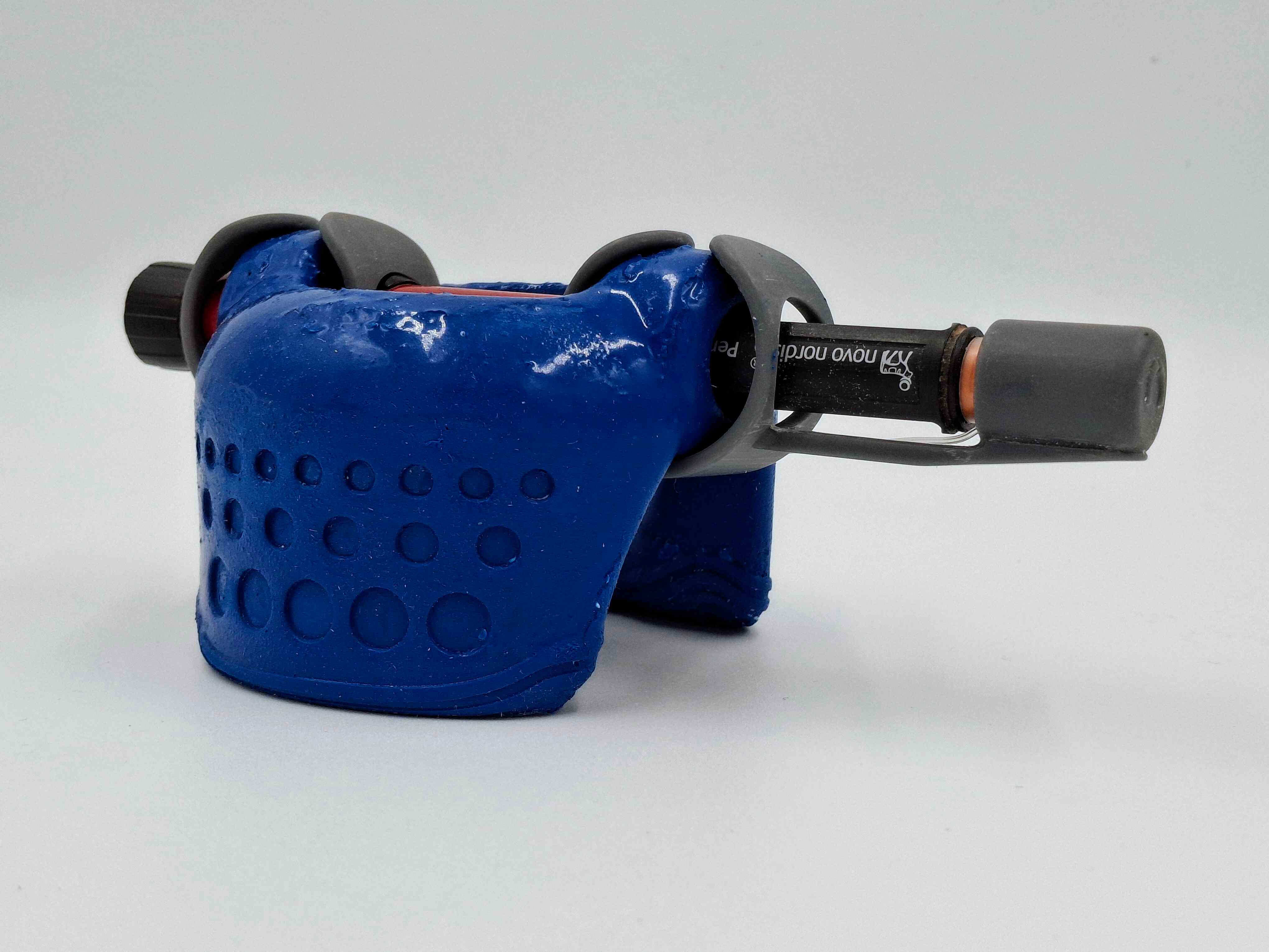 Hylow Injector zoomed in photo shown fully assembled with the insulin pen, revealing the injector on its own from a side view. The image shows the details of the circular patterns on the side of the silicone form.