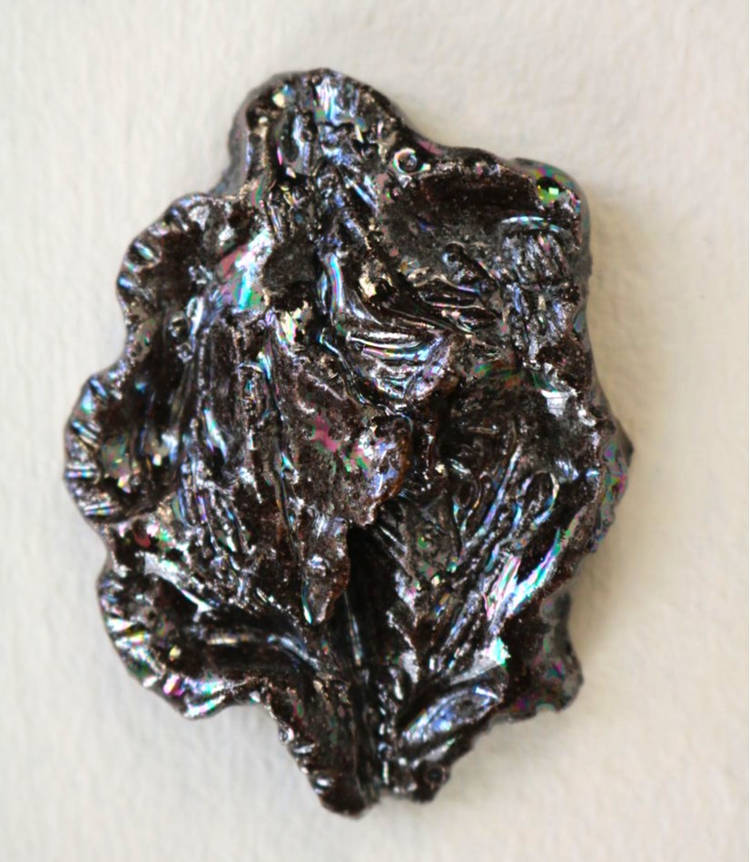 Vulva sculpture in dark opal lustre.
